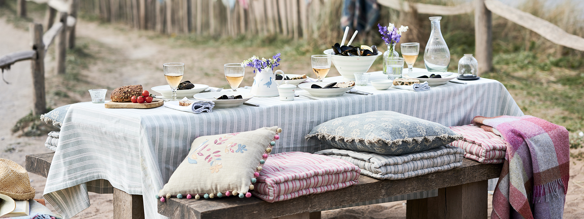 marine blue garden table, marine blue tablecloth, marine blue cushions